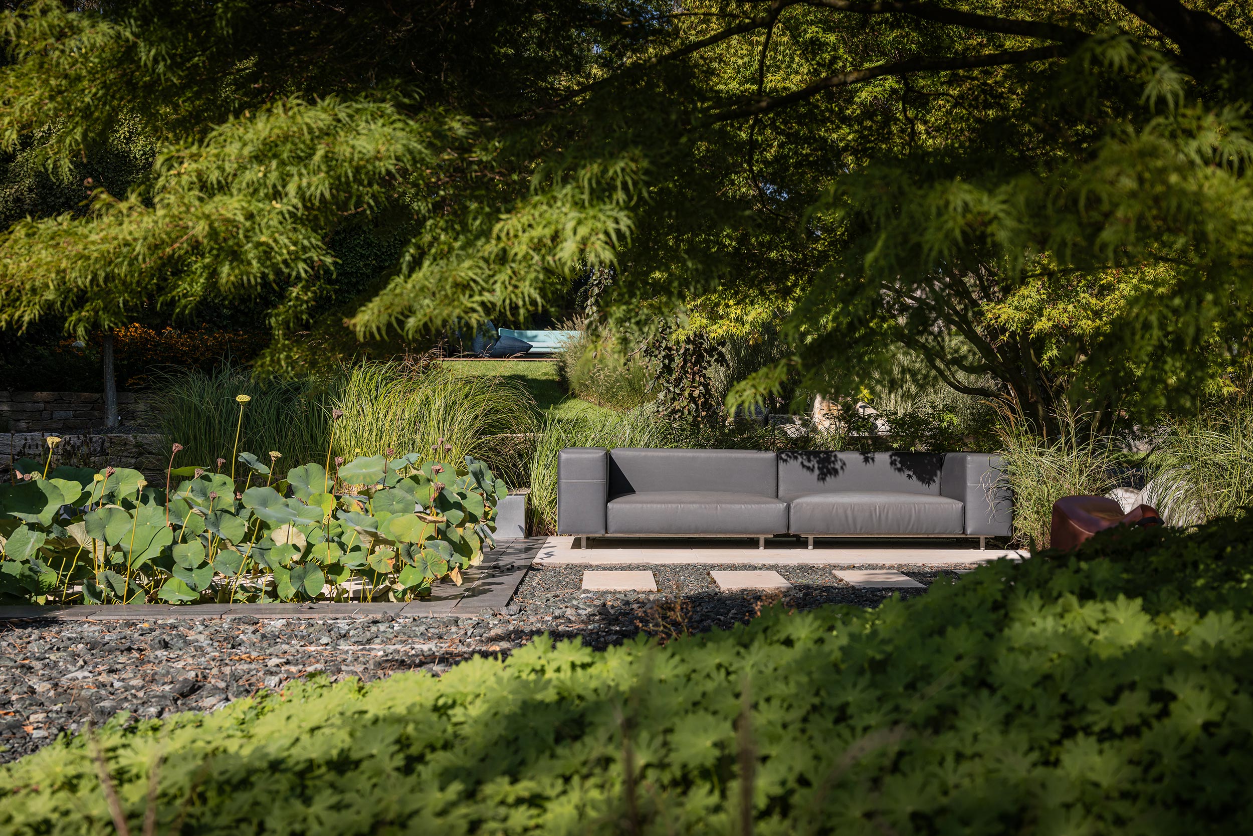 066_05_Graue-Bank-im-Grünen