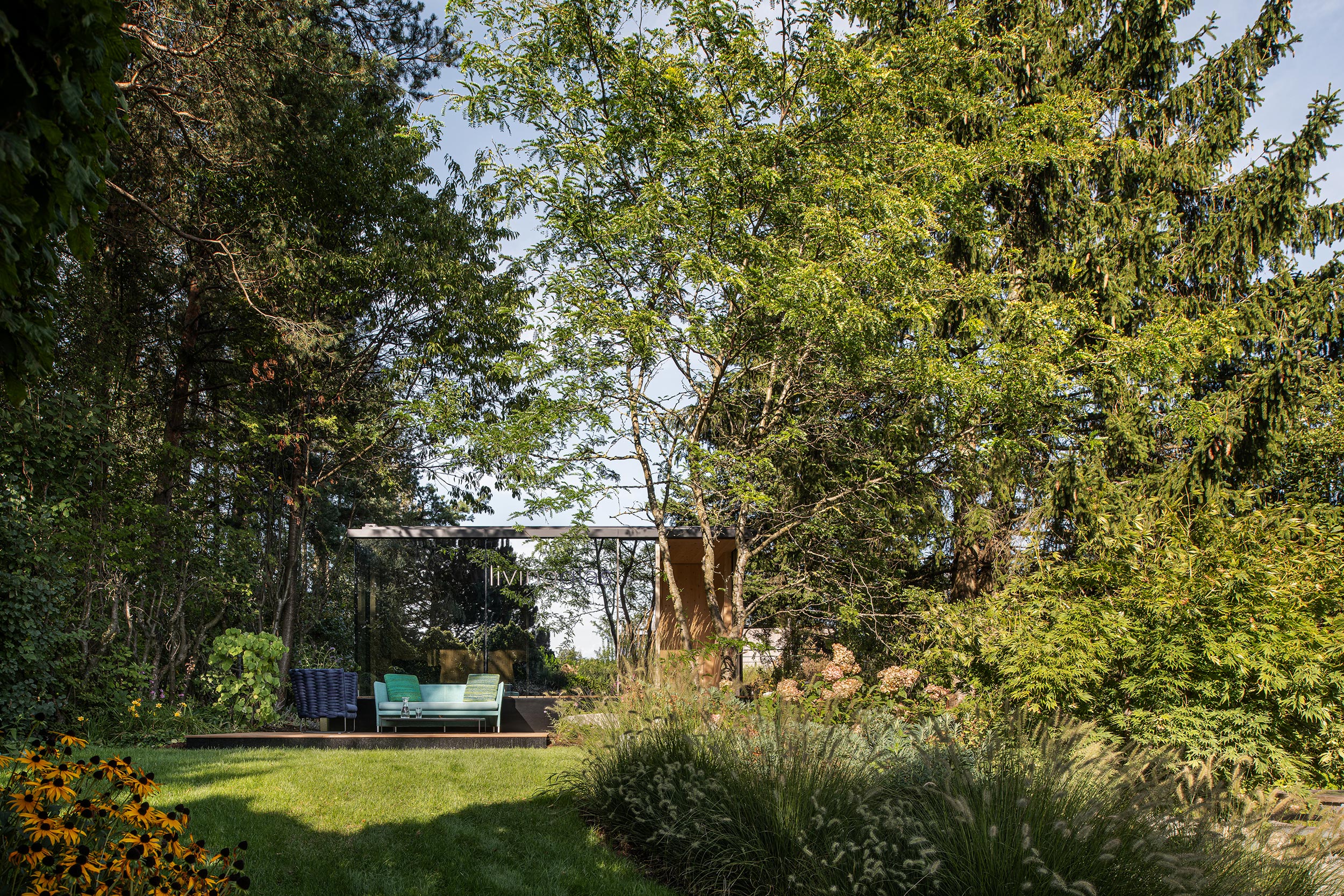 066_06_türkise-Bank-im-Grünen