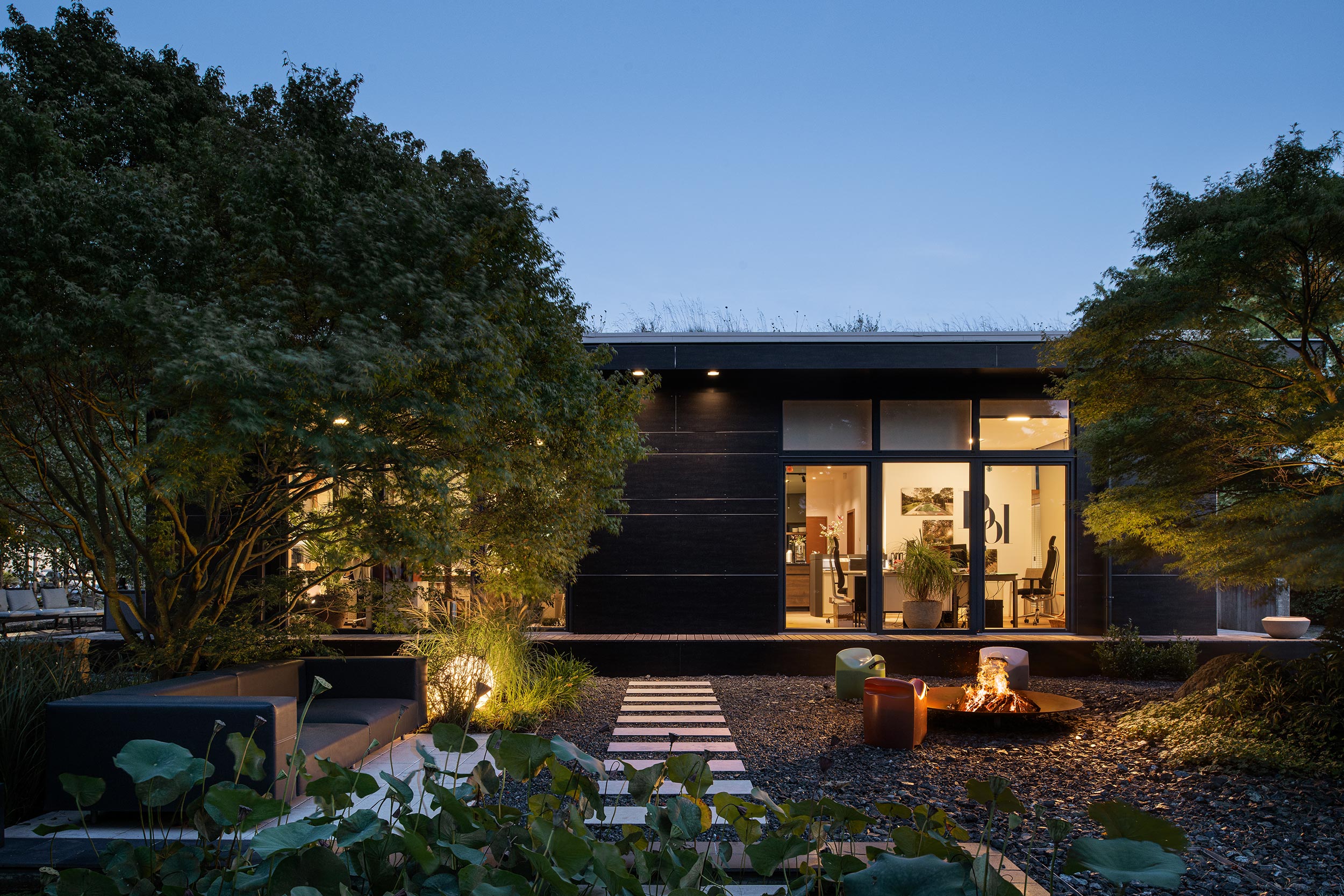 066_12_Büro-beleuchtet