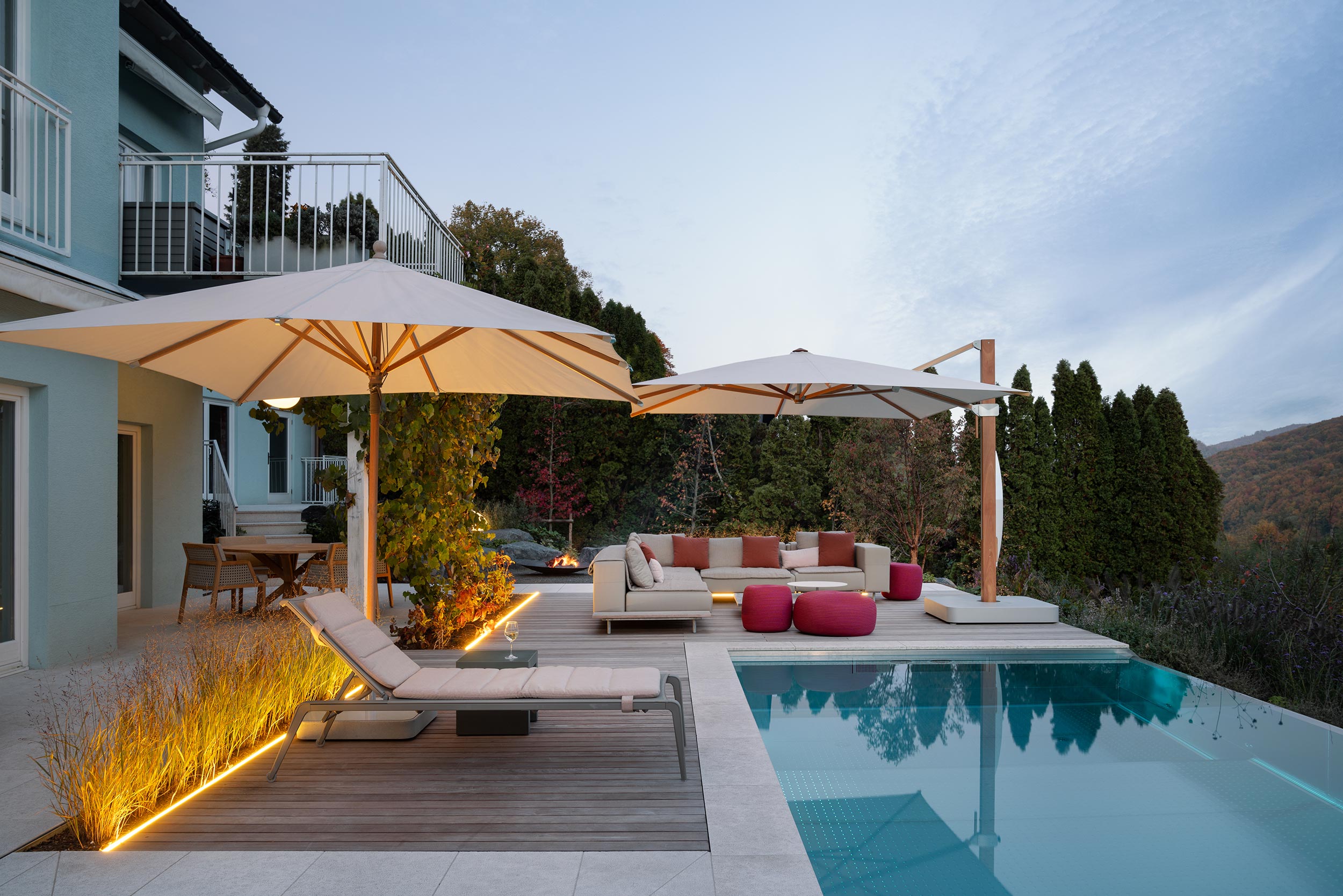 067_06_über-pool-zur-Lounge