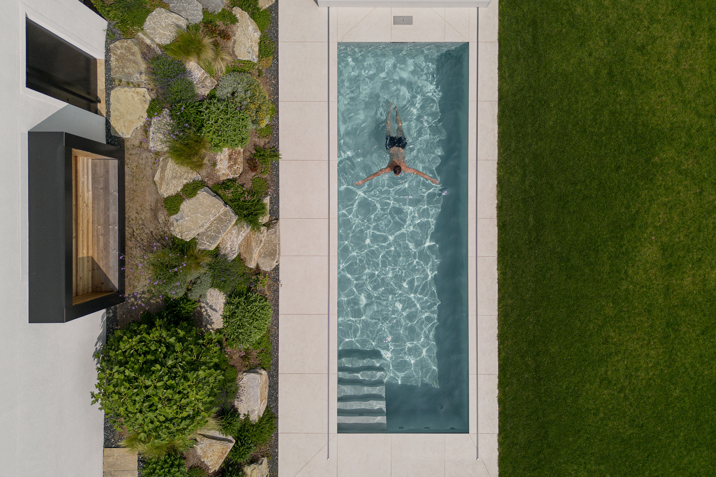 069_02-Pool-v-oben-m-Schwimmer