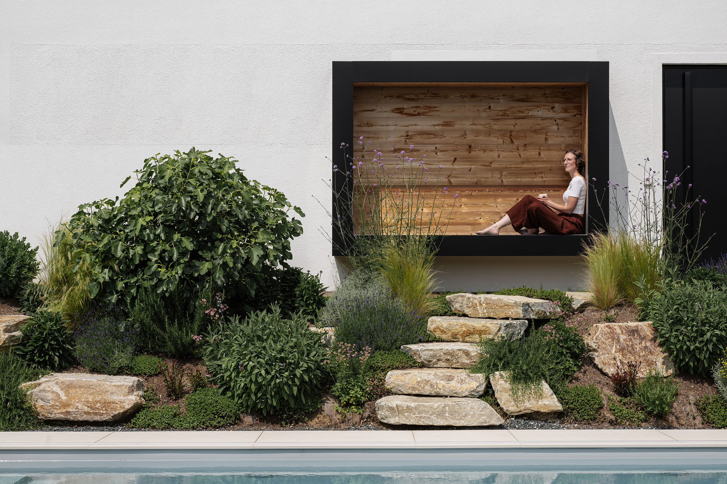 069_04_Pool,-Garten,-Dame-im-Fenster