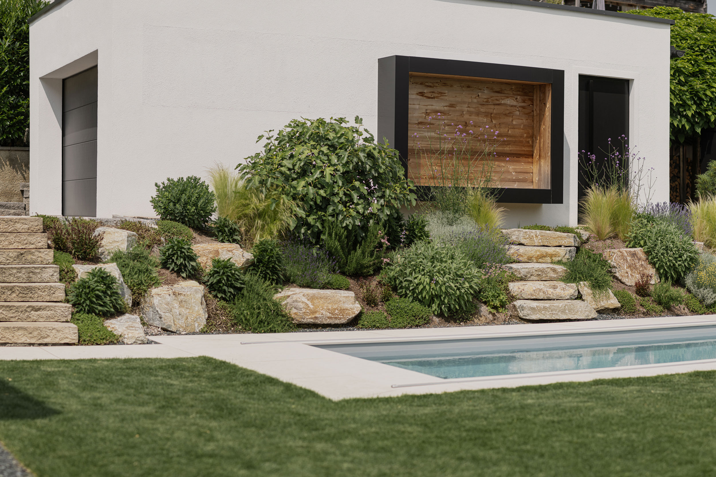 069_06_Poolhaus-und-Pool-von-vorne-links