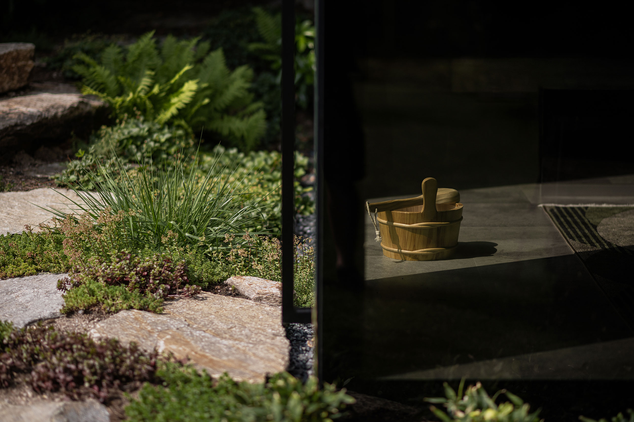 069_09-_-Eck-Sauna-mit-Platten-u-Gräser