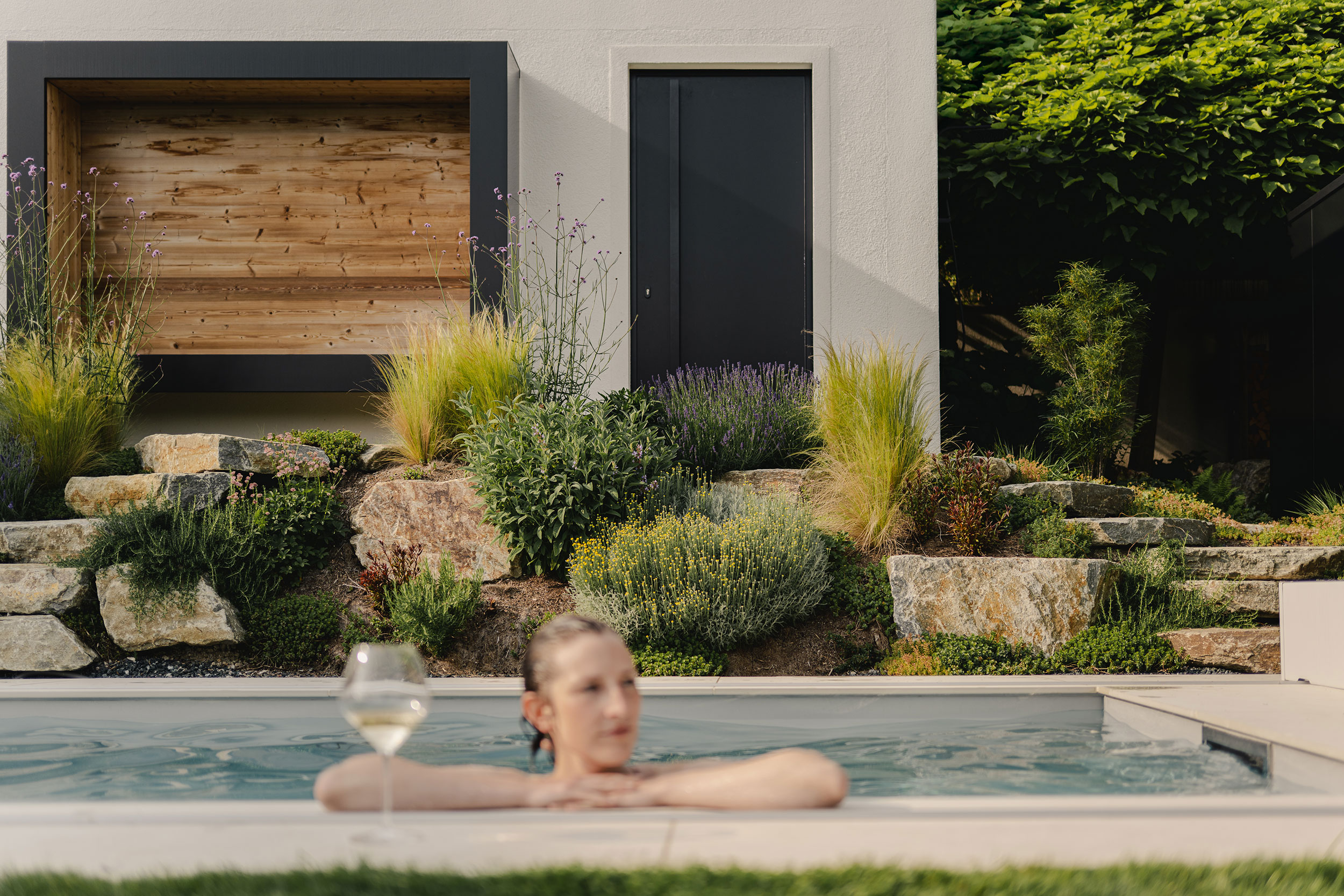 069_20_Frau-im-Pool-m-Glas-vor-Fenster