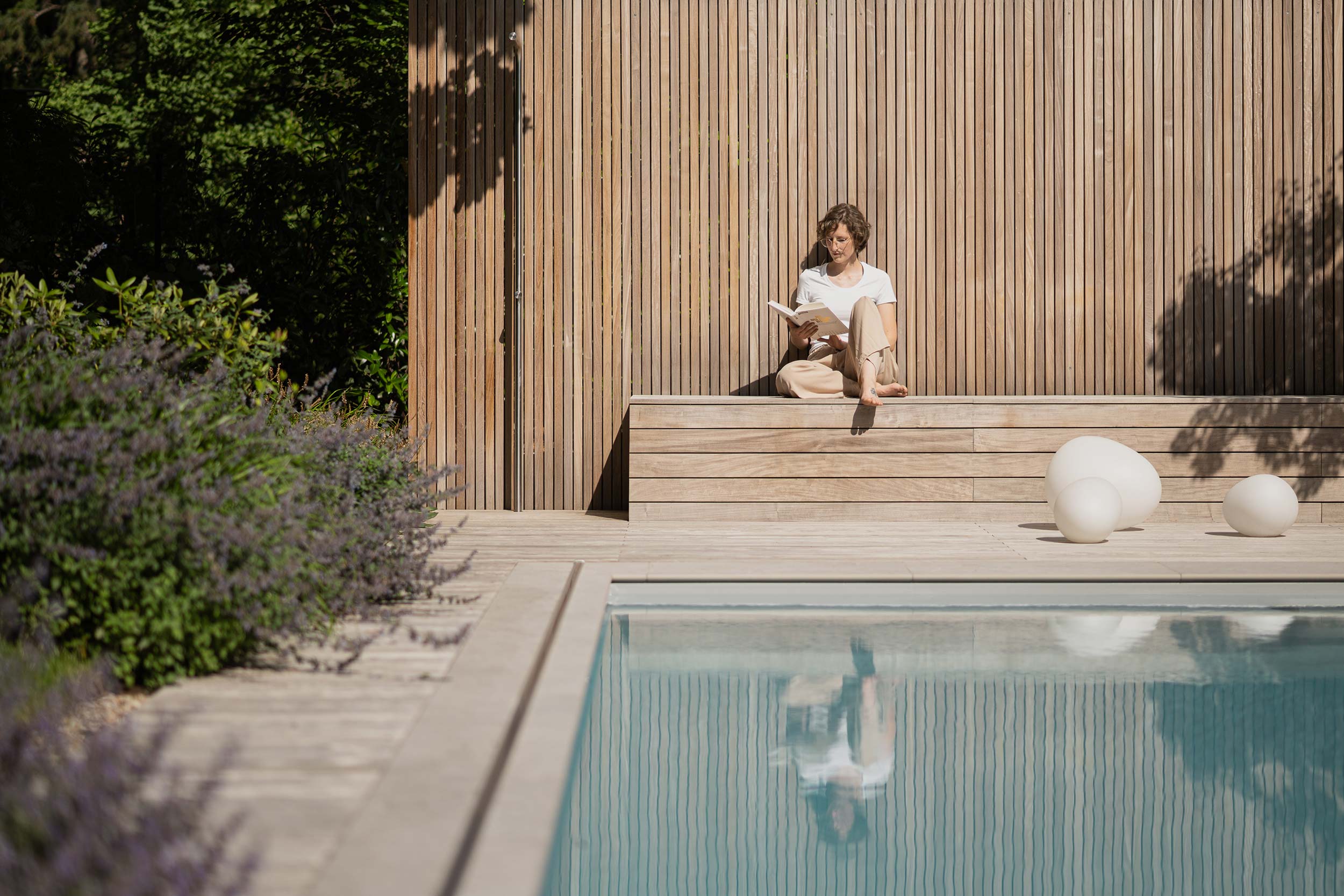 068_11_Sitzbank-Spiegel-Wasser